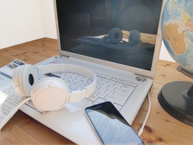 パソコンとヘッドホンとスマホ