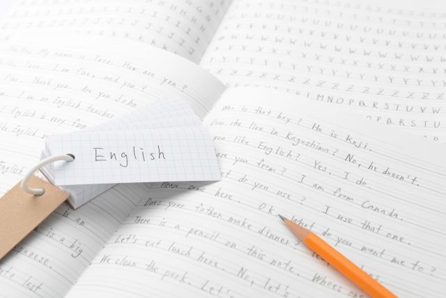 鉛筆と英語で書かれたノート